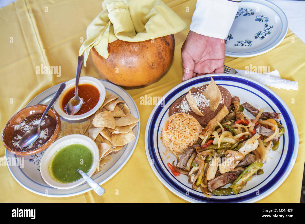 Cancun Mexique,Mexican Beach,Hotel zone,Avenida Kukulkan,nourriture,fajitas mixtes,restaurant restaurants repas café cafés,assiette,plat,bœuf,poulet,riz, Banque D'Images