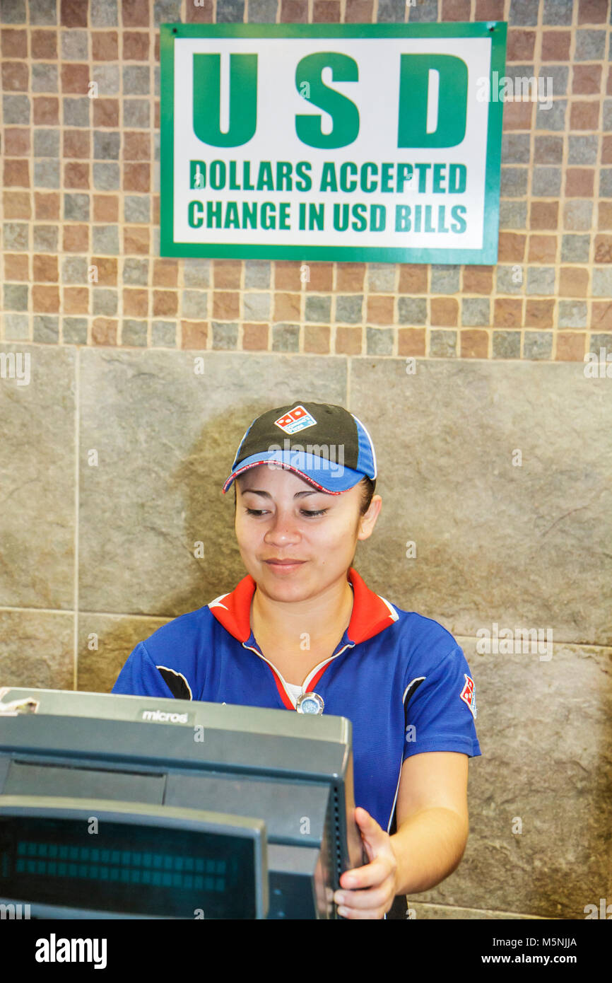 Cancun Mexique, Mexicain, aéroport international de Cancun, femme ethnique hispanique femmes, restauration rapide, restaurant restaurants repas café cafés, Dominos Banque D'Images