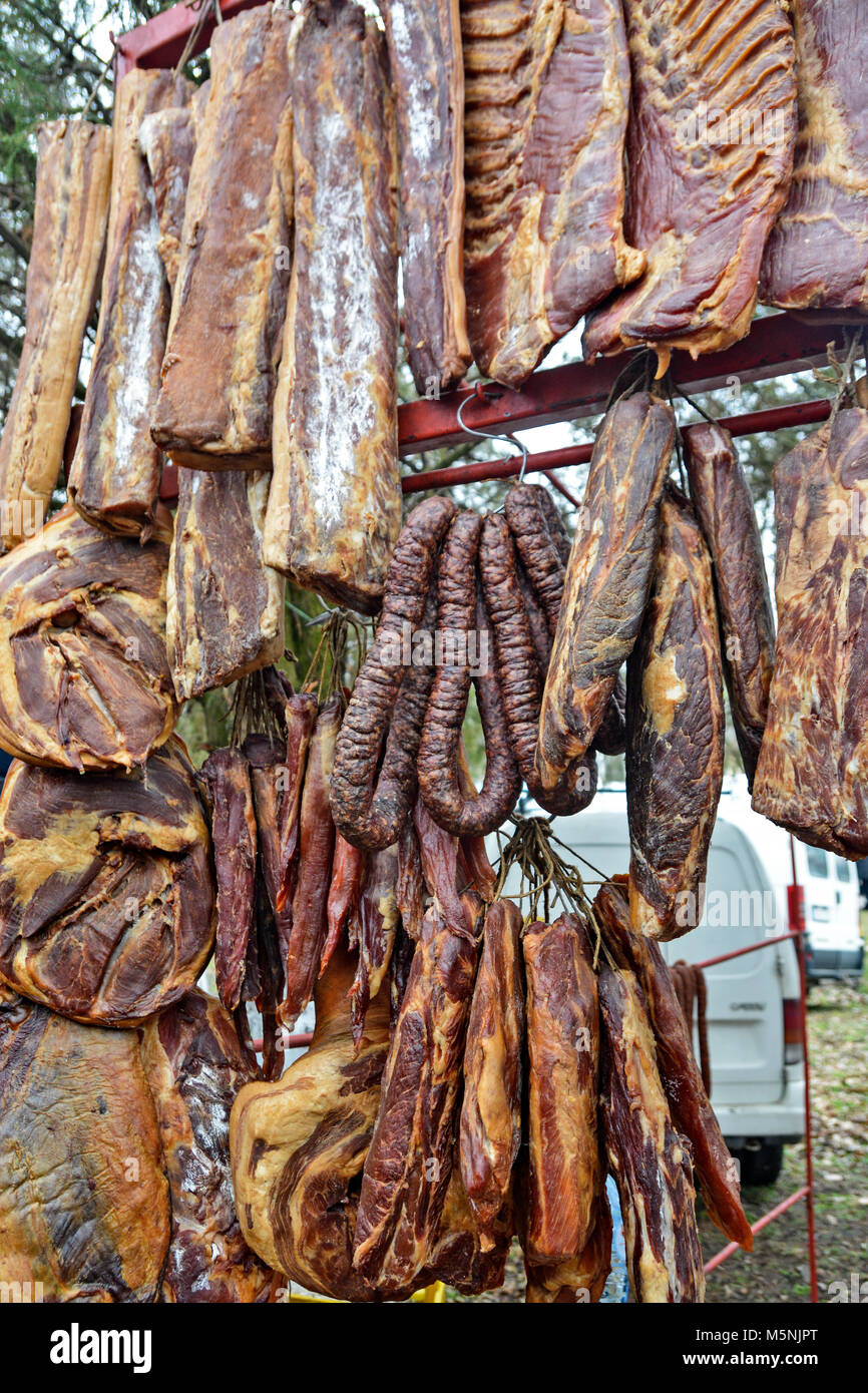Plusieurs produits de viande séchée exposées à la vue et la dégustation avant la vente. Banque D'Images Plusieurs produits de viande séchée exposées à la vue et la dégustation avant la vente. Banque D'Images