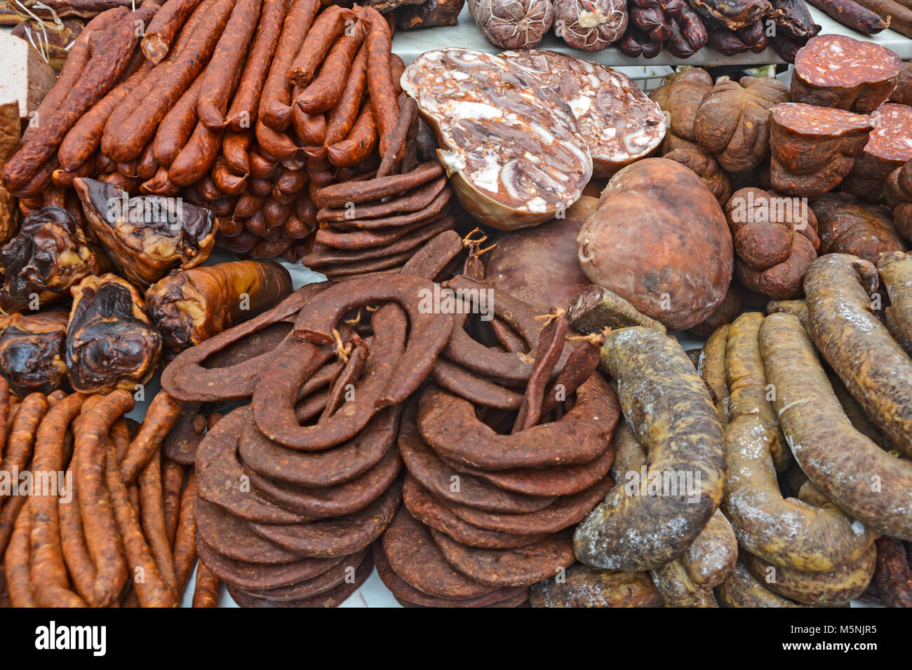 Plusieurs produits de viande séchée exposées à la vue et la dégustation avant la vente. Banque D'Images Plusieurs produits de viande séchée exposées à la vue et la dégustation avant la vente. Banque D'Images