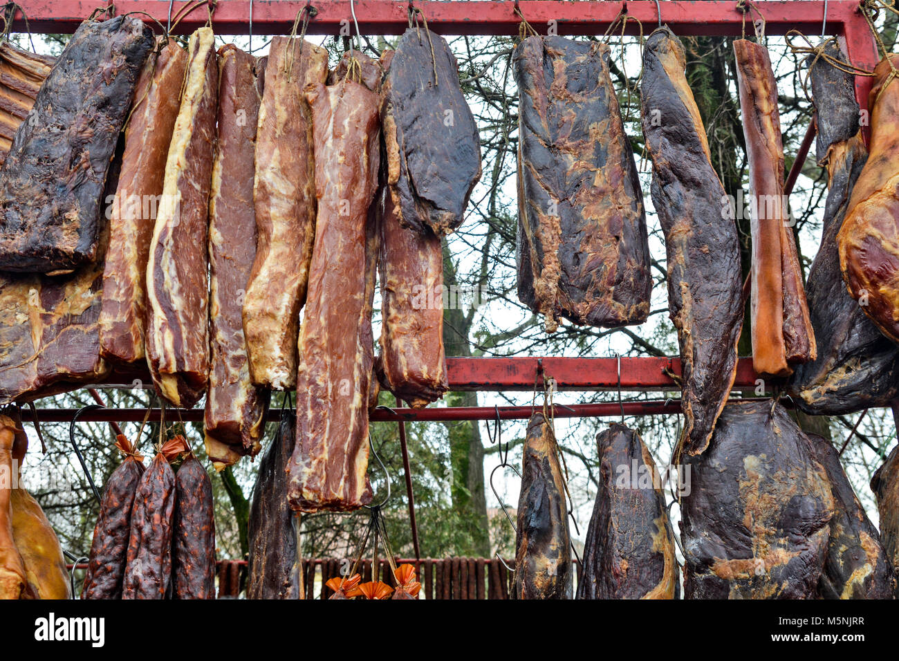 Plusieurs produits de viande séchée exposées à la vue et la dégustation avant la vente. Banque D'Images Plusieurs produits de viande séchée exposées à la vue et la dégustation avant la vente. Banque D'Images