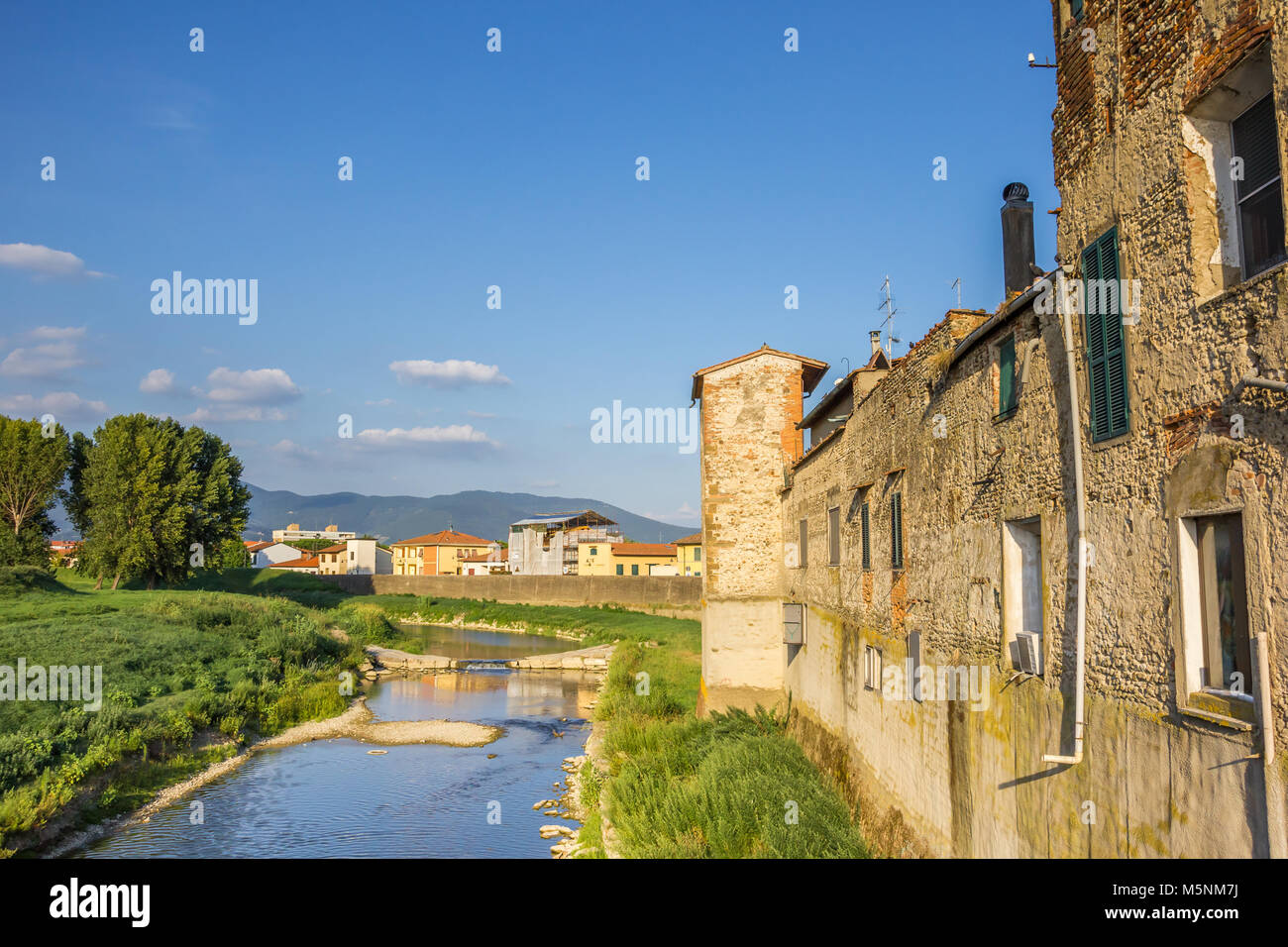 Rivière qui coule à travers Campi Bisenzio en Toscane, Italie Photo Stock -  Alamy