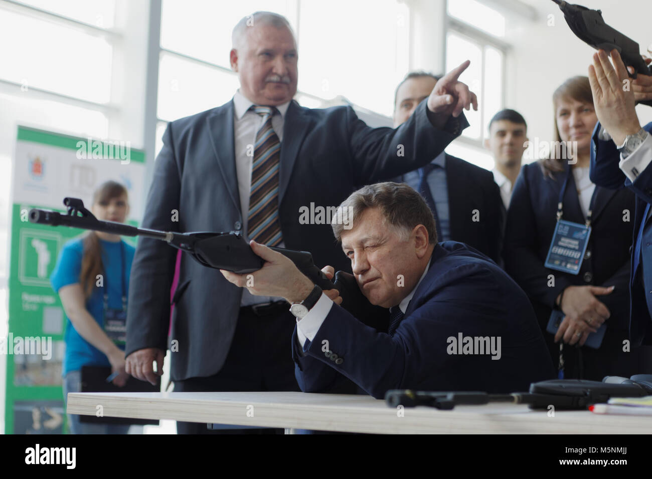 Le président de l'Assemblée législative de Saint-pétersbourg Viatcheslav Makarov avec fusil pendant la formation en tir Banque D'Images
