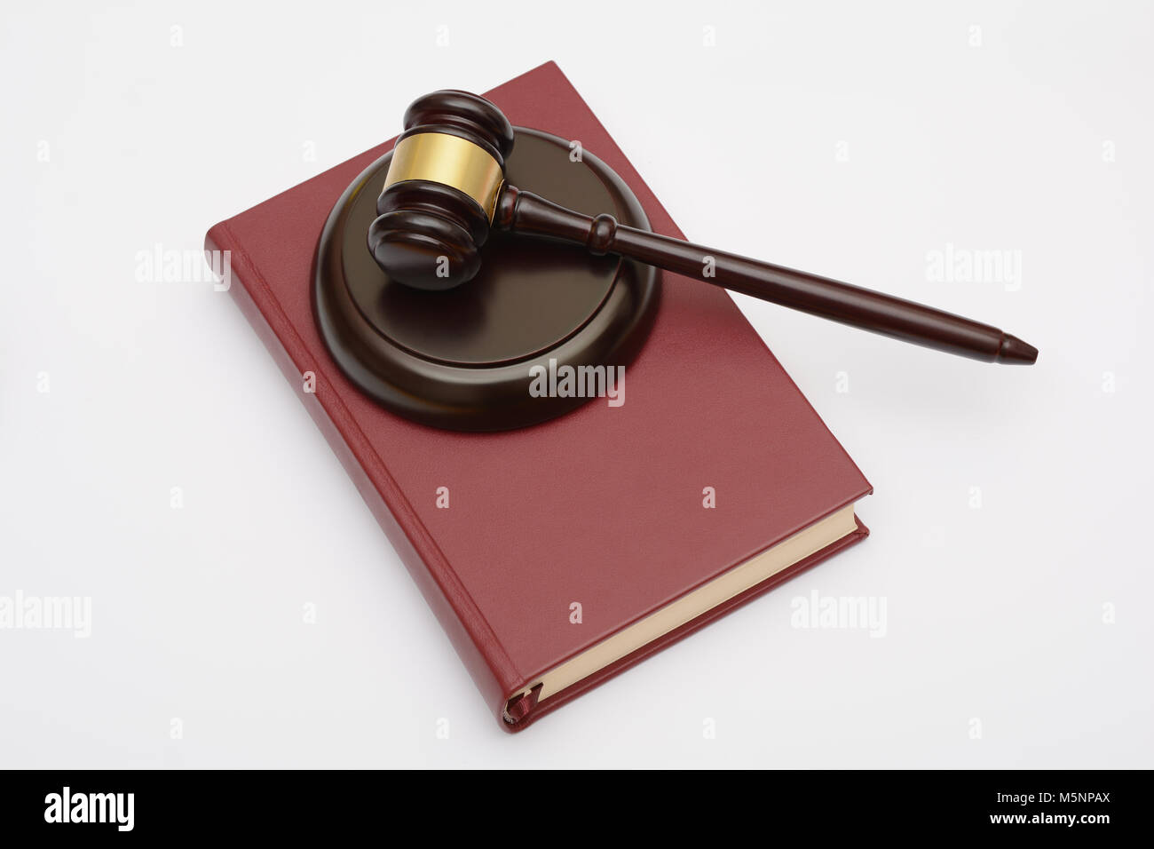 Wooden Gavel et lawp livre sur fond blanc Banque D'Images