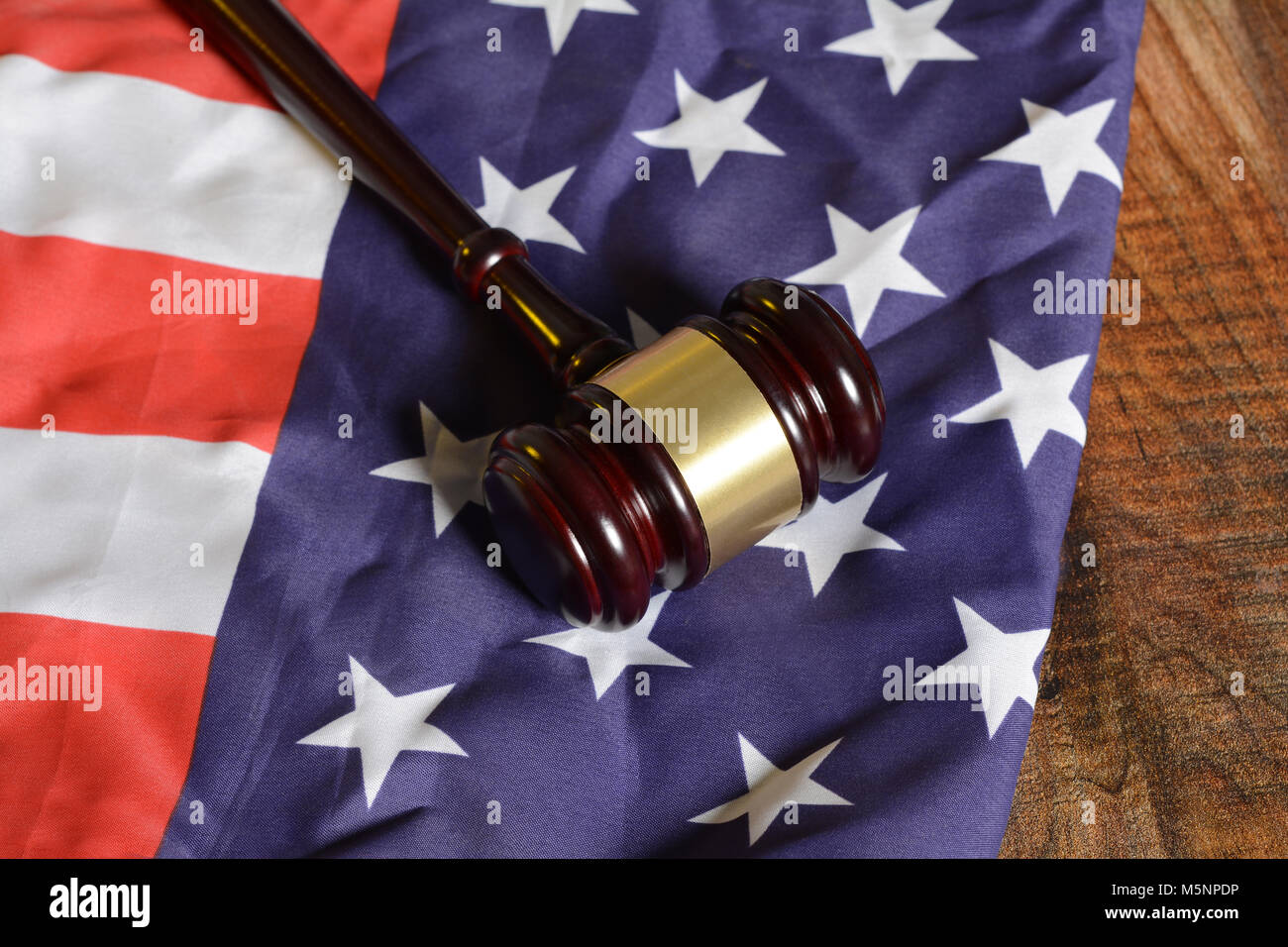 Wooden Gavel sur United States of America Flag Banque D'Images