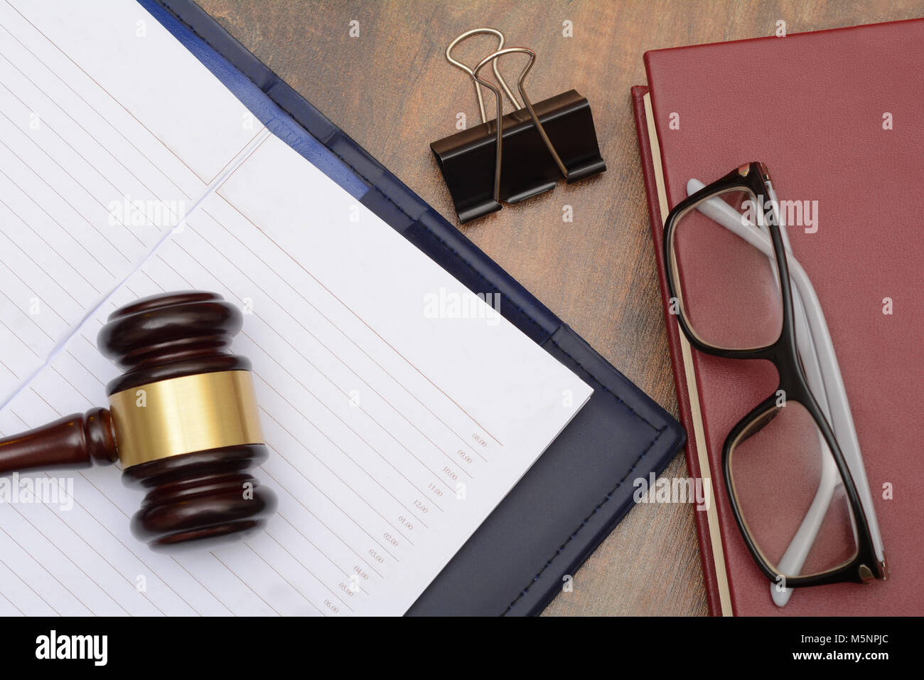 Wooden Gavel law book et le bloc-notes in office Banque D'Images