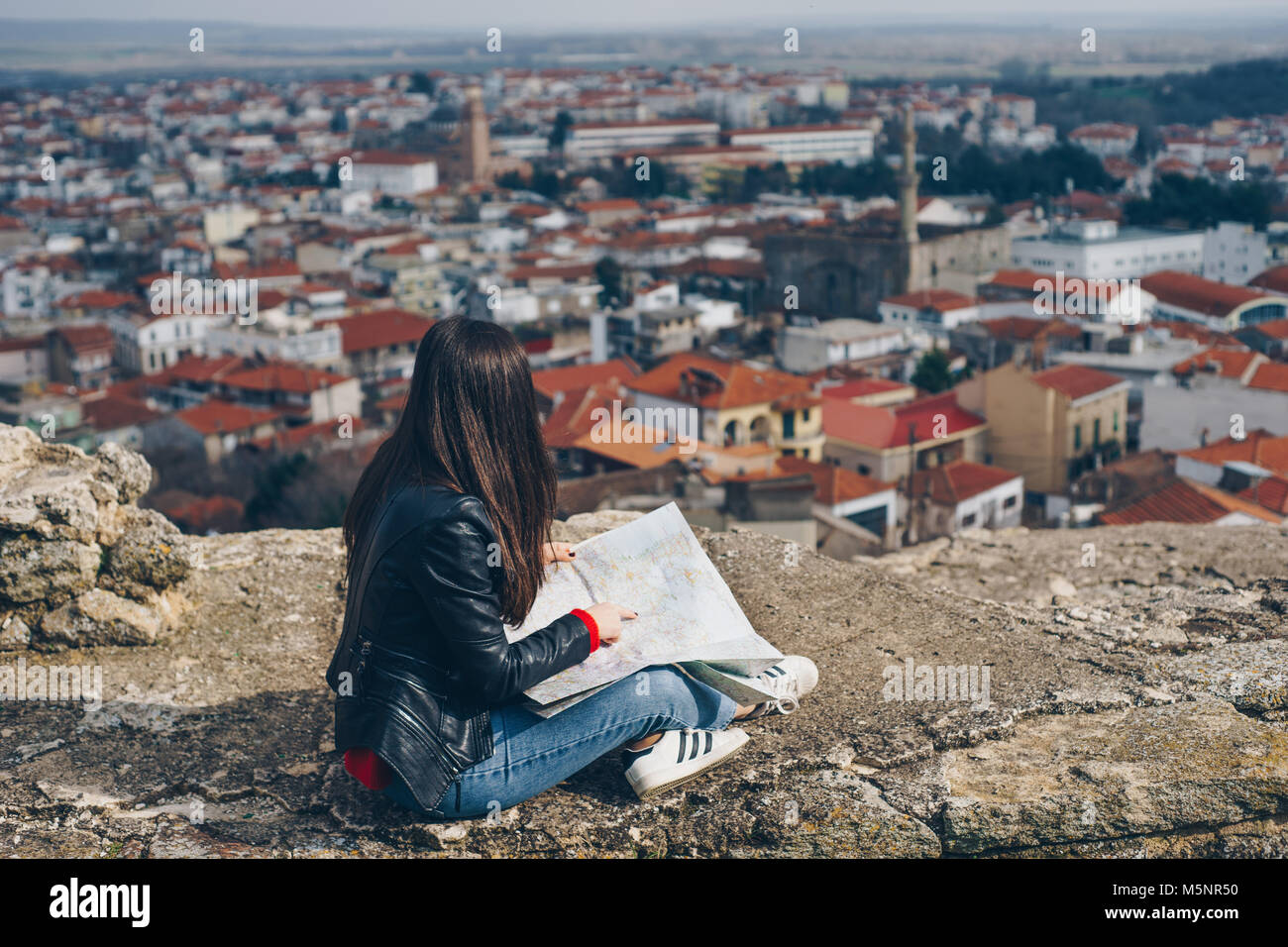 Jeune fille debout devant de belles vue sur la ville et à la recherche à la carte.Vue panoramique Banque D'Images