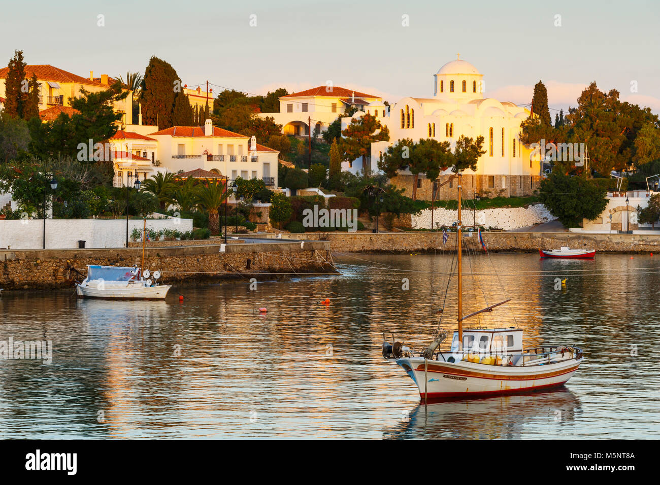 Maisons dans le port de Spetses, Grèce. Banque D'Images