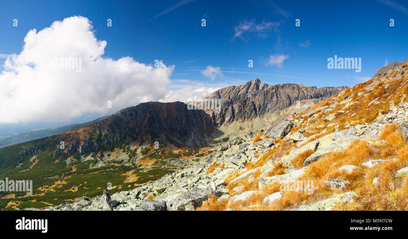 Vue depuis le sommet de la montagne (Predne Solisko) dans les Hautes Tatras, en Slovaquie Banque D'Images