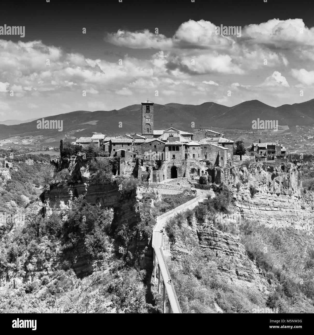 Hilltown italien Civita di Bagnoregio en noir et blanc Banque D'Images