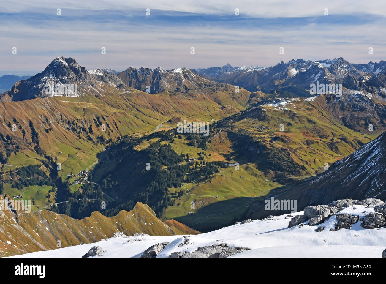 Vue depuis Braunarlspitze à Hochtannbergpass avec Widderstein et montagne Alpes Allgaeu en automne. Autriche, Allemagne Banque D'Images