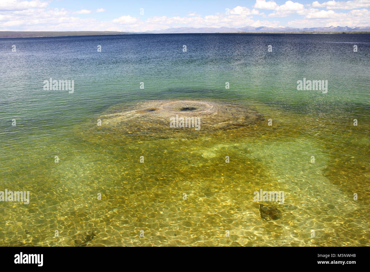 Source thermale chaude trou de pêche dans le lac Yellowstone, West Thumb Geyser basin, Wyoming, le Parc National de USAYellowstone Banque D'Images
