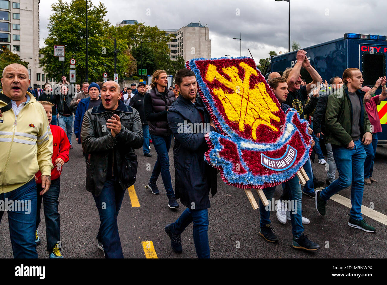 Les amateurs de football du Royaume-Uni se rassembler dans le centre de Londres à mars contre l'extrémisme sous la bannière de l'AFL (football lads alliance), London, UK Banque D'Images