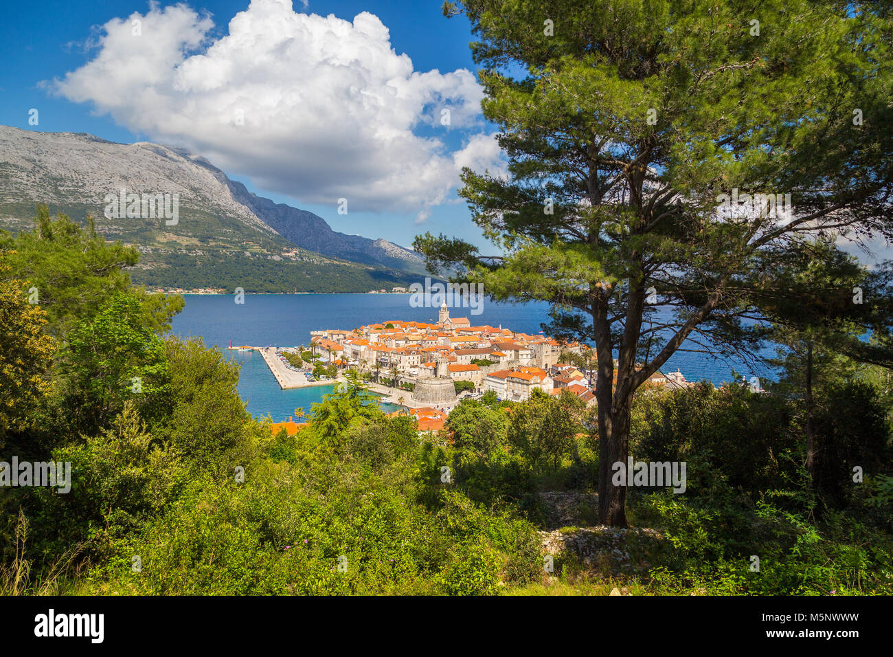 Belle vue sur la ville historique de Korcula sur une belle journée ensoleillée avec ciel bleu et nuages en été, l'île de Korcula, Dalmatie, Croatie Banque D'Images