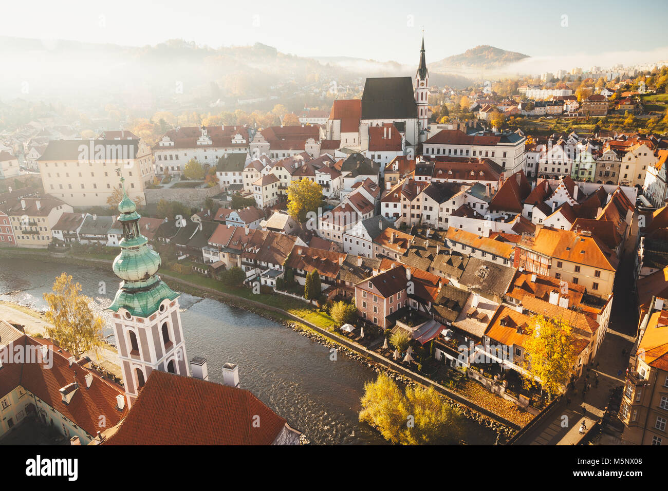 Ville historique de Cesky Krumlov, un site classé au Patrimoine Mondial depuis 1992, dans la belle lumière du matin au lever du soleil d'or à l'automne, la Bohême, République Tchèque Banque D'Images