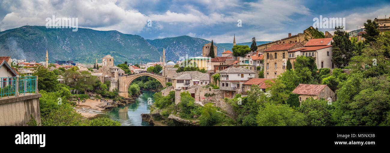 Vue panoramique sur la ville historique de Mostar avec célèbre Vieux pont (Stari Most) en été, la Bosnie-et-Herzégovine Banque D'Images