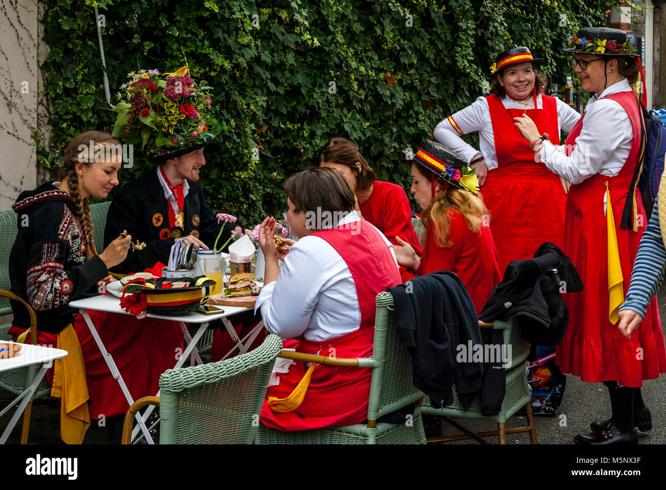 Un groupe de jeunes danseurs Morris de manger le déjeuner dans un café au cours de l'Assemblée annuelle du Festival Folk de Lewes, Lewes, dans le Sussex, UK Banque D'Images