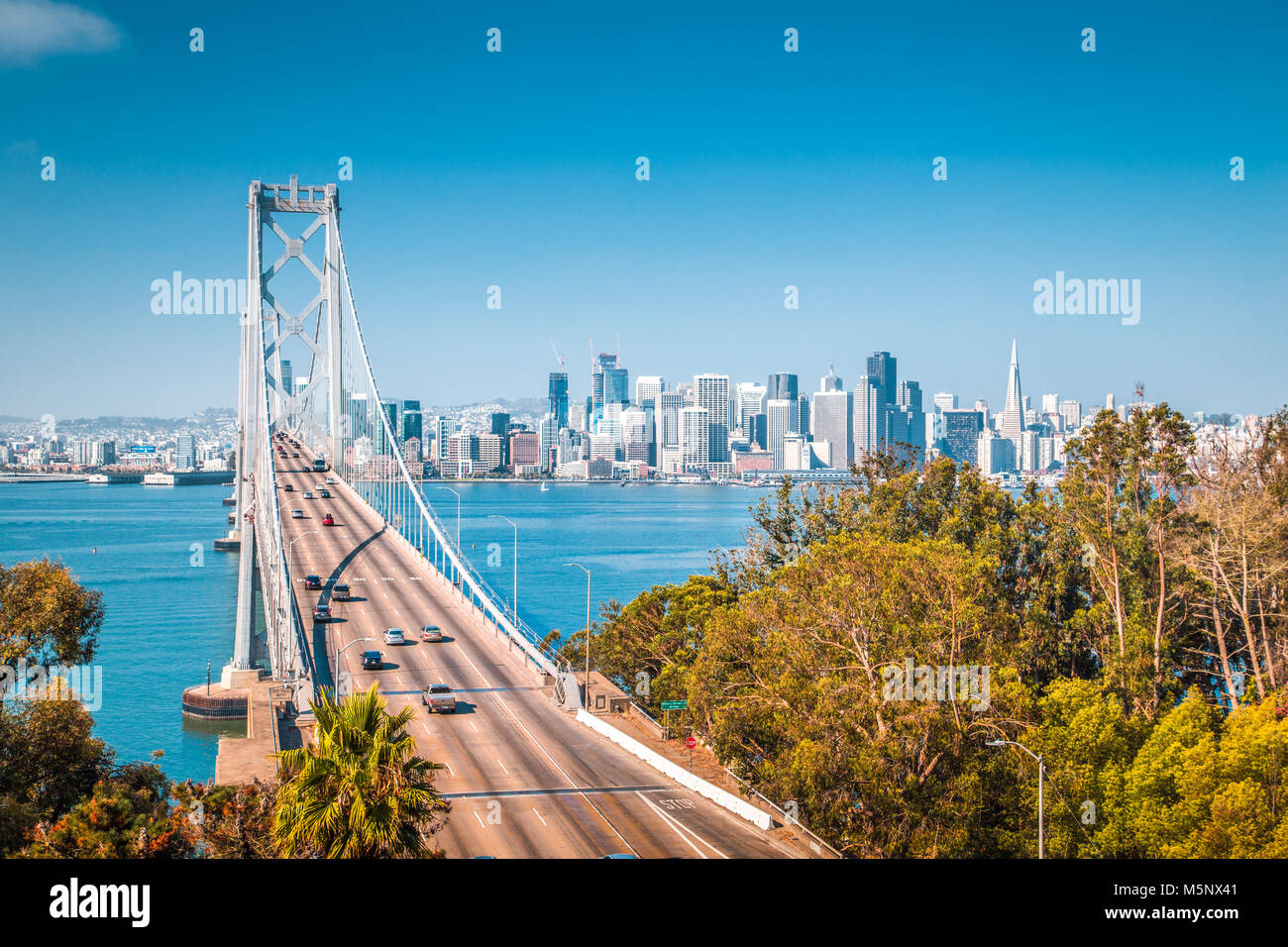 Classic vue panoramique de San Francisco skyline avec célèbre Oakland Bay Bridge illuminé sur une belle journée ensoleillée avec ciel bleu en été, San Franc Banque D'Images