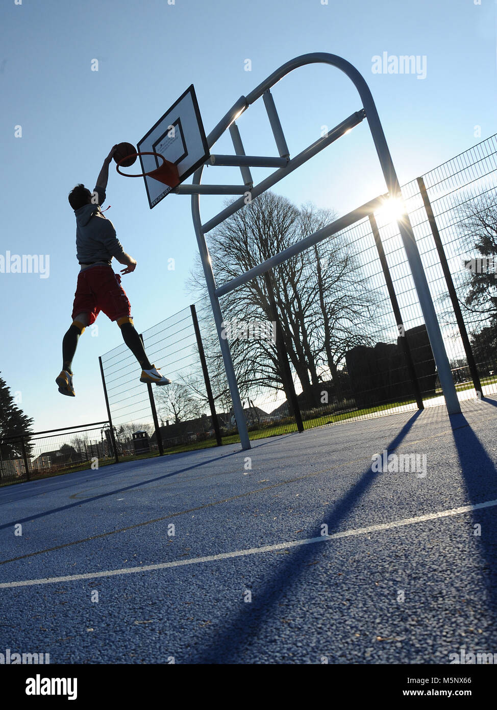 Une piscine d'un joueur de basket-ball à Devizes, Wiltshire. Tourné en lumière naturelle sur un terrain de basket-ball. Grande profondeur de déposée, d'un bon éclairage. Banque D'Images