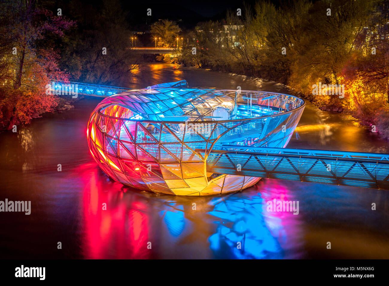 Belle vue panoramique de célèbre Grazer Murinsel, une île flottante artificielle au milieu de rivière Mur illuminé la nuit, Graz, Styria, région Banque D'Images