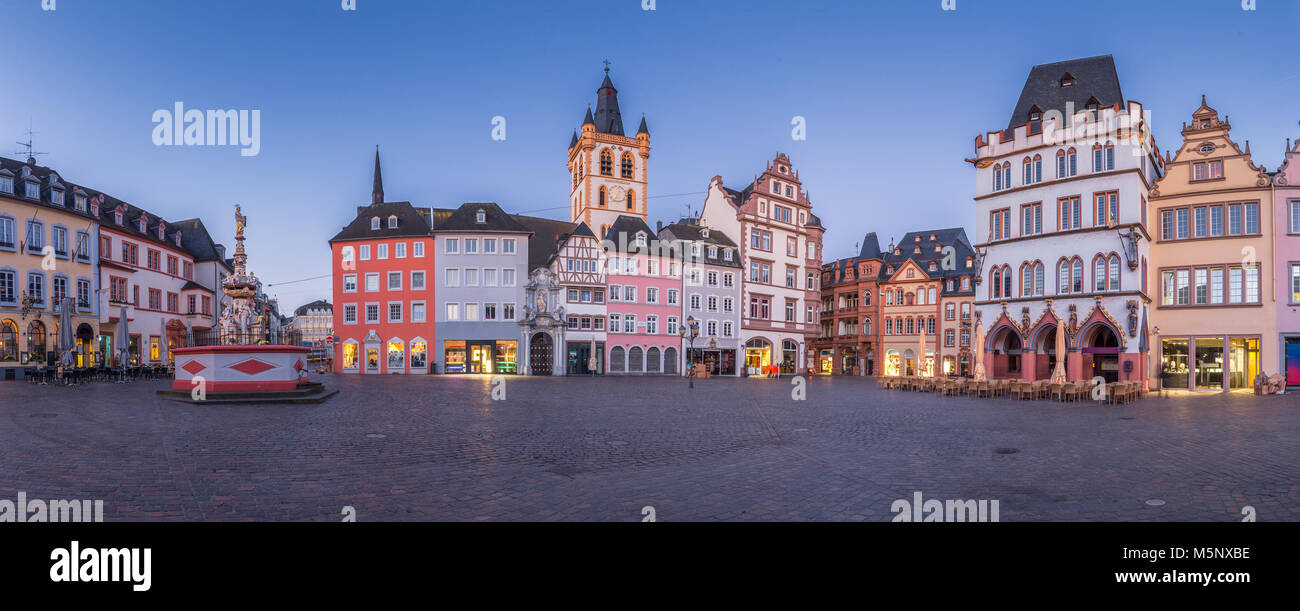 Vue panoramique sur le centre-ville historique de Trèves avec sa célèbre place du marché Hauptmarkt et église Saint Gangolf dans crépuscule, Rheinland Pfalz, Allemagne Banque D'Images
