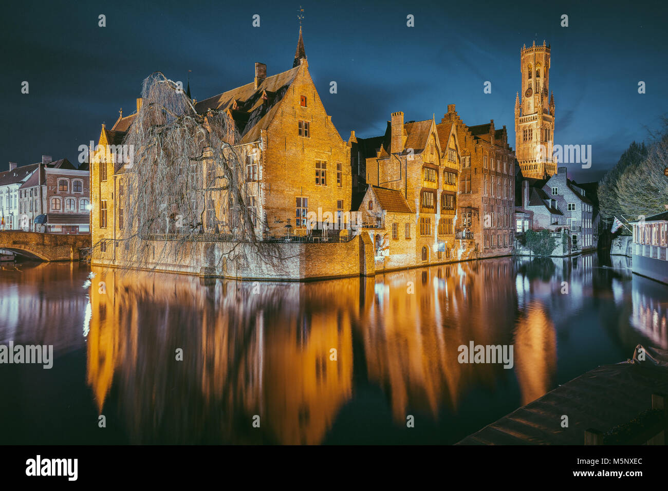 Hstoric centre-ville de Bruges, souvent appelée la Venise du Nord, avec le célèbre Rozenhoedkaai illuminée en crépuscule, Flandre orientale, Belgique Banque D'Images