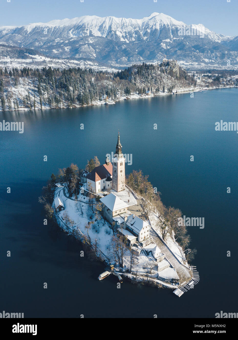 Vue panoramique vue aérienne de la célèbre île de Bled (Blejski Otok) au pittoresque lac de Bled en Bled Castle (Blejski grad) et les Alpes Juliennes en hiver, Slovénie Banque D'Images