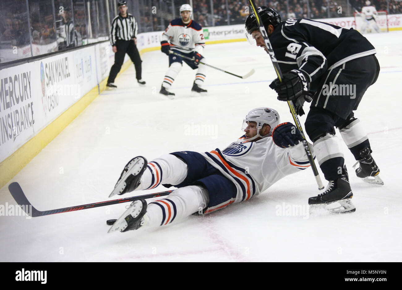 Los Angeles, Californie, USA. Feb 24, 2018. Des Oilers d'Edmonton avant Leon Draisaitl (29) et Los Angeles Kings' avant Alex Iafallo (19) dans les actions au cours d'un match de hockey 2017-2018 à Los Angeles, le 24 février 2018. Oilers d'Edmonton a gagné 4-3. Ringo : crédit Chiu/ZUMA/Alamy Fil Live News Banque D'Images