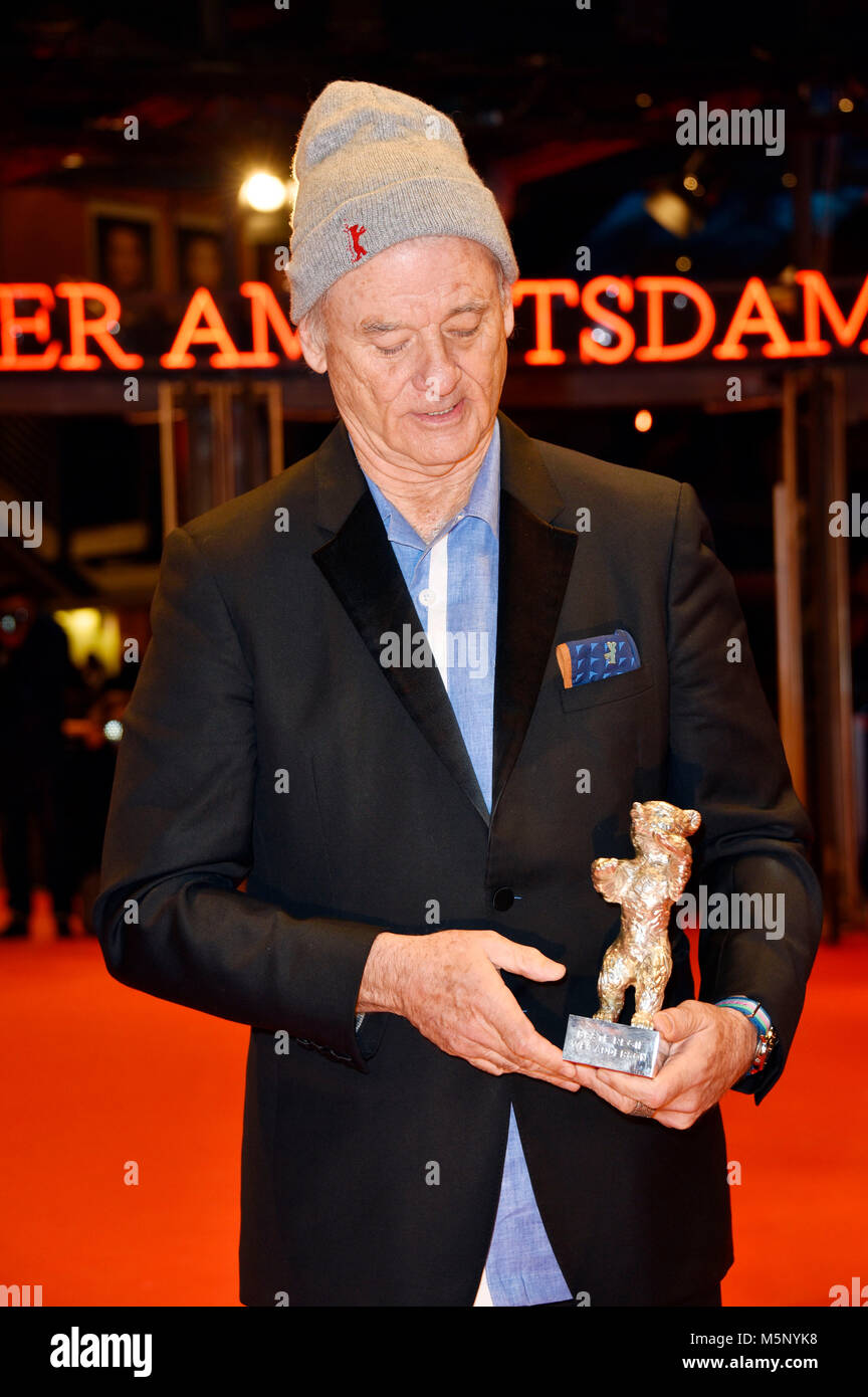 Berlin, Allemagne. 24 Février, 2018. Bill Murray avec le prix pour Wes Anderson, vainqueur de l'Ours d'argent du meilleur réalisateur, après la cérémonie de remise des prix au 68e Festival International du Film de Berlin Berlinale Berlinale 2018 / au Palais le 24 février 2018 à Berlin, Allemagne. Credit : Geisler-Fotopress/Alamy Live News Banque D'Images