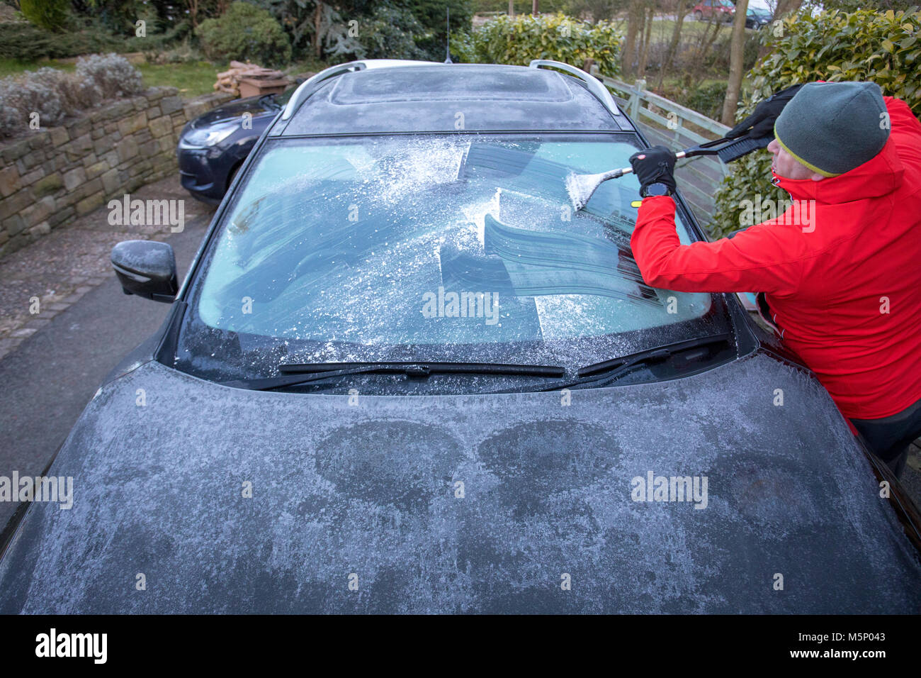 Flintshire, Pays de Galles, Royaume-Uni 25 février 2018, UK Weather : Les températures commencent déjà à tomber comme une masse d'air arctique se dirige vers le Royaume-Uni nommé "la bête de l'est â€il oebringing avec des températures très froides et de la neige dans les prochains jours avec Met Office Mises en garde en place pour beaucoup. Centre d'une personne de glace pare-brise d'une voiture après un gel de nuit dans le village de Lixwm DGDImages, Flintshire Â©/Alamy Live News Banque D'Images