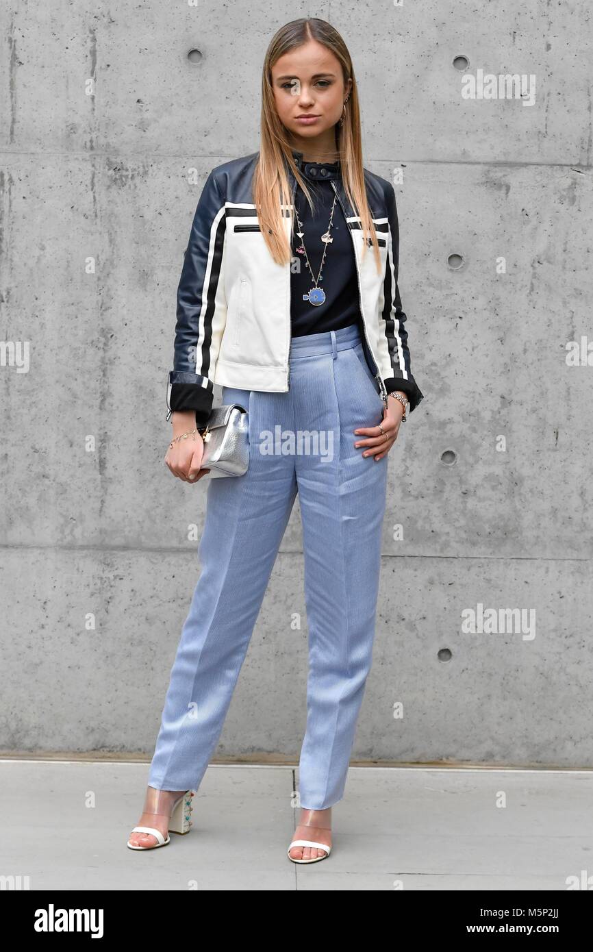 Milan, Italie. Feb 25, 2018. La femme de Milan Fashion Week automne hiver 2019. Milan la mode féminine Automne Hiver 2019. Emporio Armani fashion show