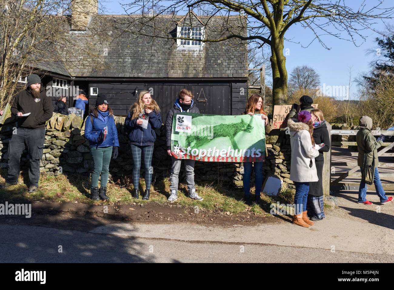 Le Leicestershire, UK.25 Février 2018 : propriétés du National Trust fait face à des protestations anti-chasse autour de l'UK.Une trentaine de militants se sont réunis à quarante - Stoneywell chalet situé dans la région de la forêt de Charnwood la campagne du Leicestershire. Crédit : Ian Francis/Alamy Live News Banque D'Images