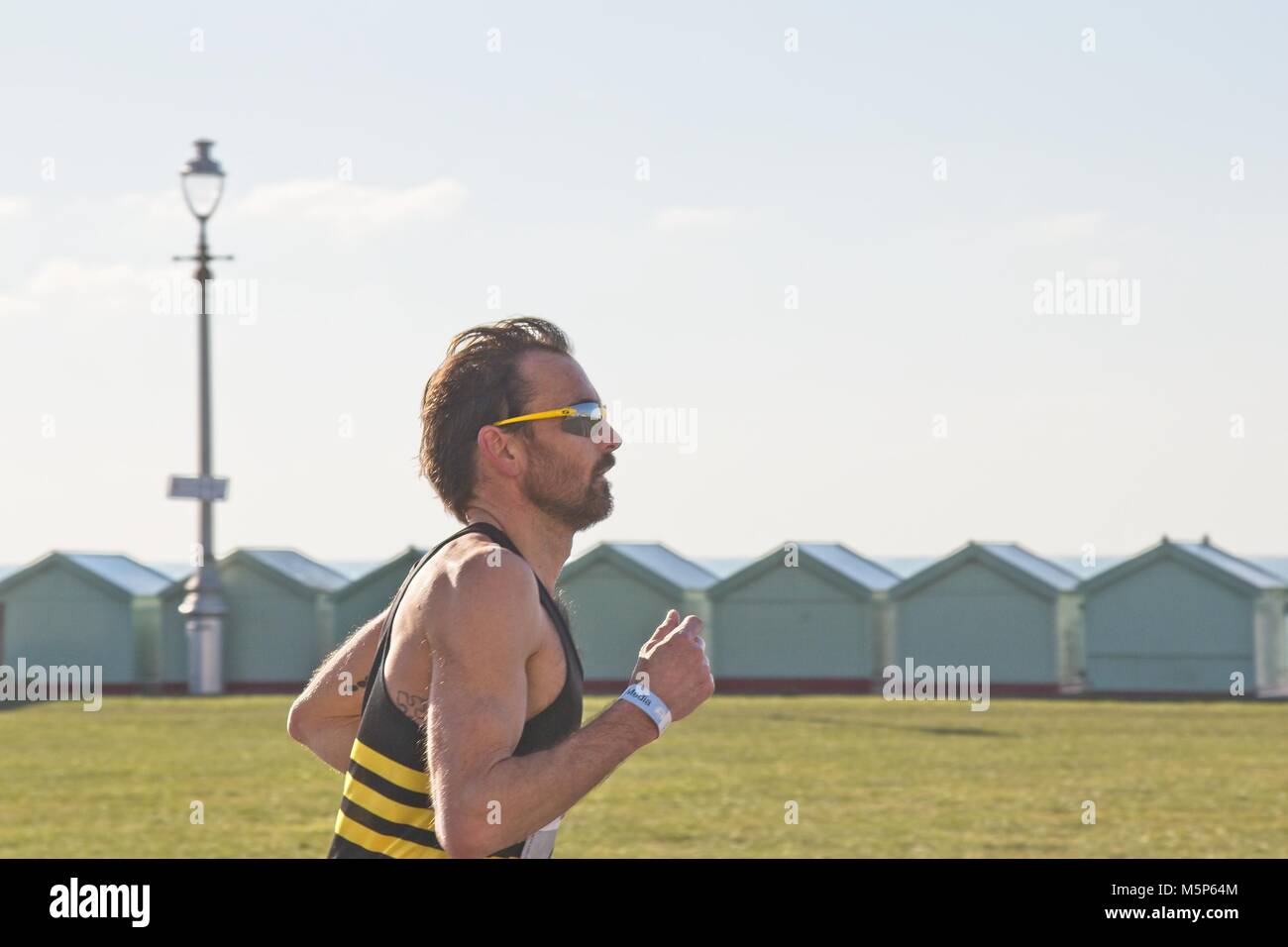 Brighton, UK. Feb 25, 2018. Des milliers de coureurs ont bravé des températures près du point de congélation à participer au Grand Brighton Demi-marathon 2018, passant comme le Palace Pier, marina, ovingdean falaises, le Royal Pavilion, West Pier et la lagune, à Brighton et Hove, Royaume-Uni. Crédit : N Le Pape - Editorial/Alamy Live News. Banque D'Images