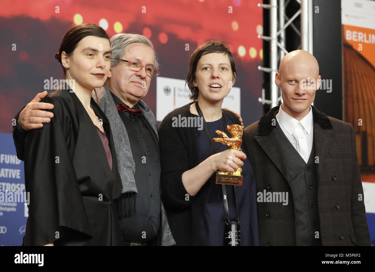 Berlin, Allemagne. Feb 24, 2018. 24 février 2018, Allemagne, Berlin, cérémonie de remise du Prix, Berlinale Palace : Philippe Avril (L-R), Bianca Oana, Adina Pintilie et Tomas Lemarquis posent avec leur prix "Ours d'or du Meilleur Film" pour leur travail 'Ne me touche pas'. Credit : Jörg Carstensen/dpa/Alamy Live News Banque D'Images