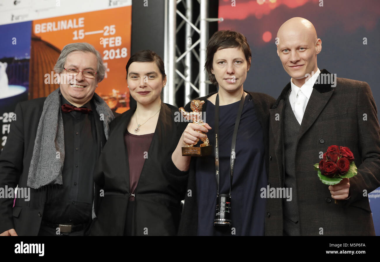 Berlin, Allemagne. Feb 24, 2018. 24 février 2018, Allemagne, Berlin, cérémonie de remise du Prix, Berlinale Palace : Philippe Avril (L-R), Bianca Oana, Adina Pintilie et Tomas Lemarquis posent avec leur prix "Ours d'or du Meilleur Film" pour leur travail 'Ne me touche pas'. Credit : Jörg Carstensen/dpa/Alamy Live News Banque D'Images