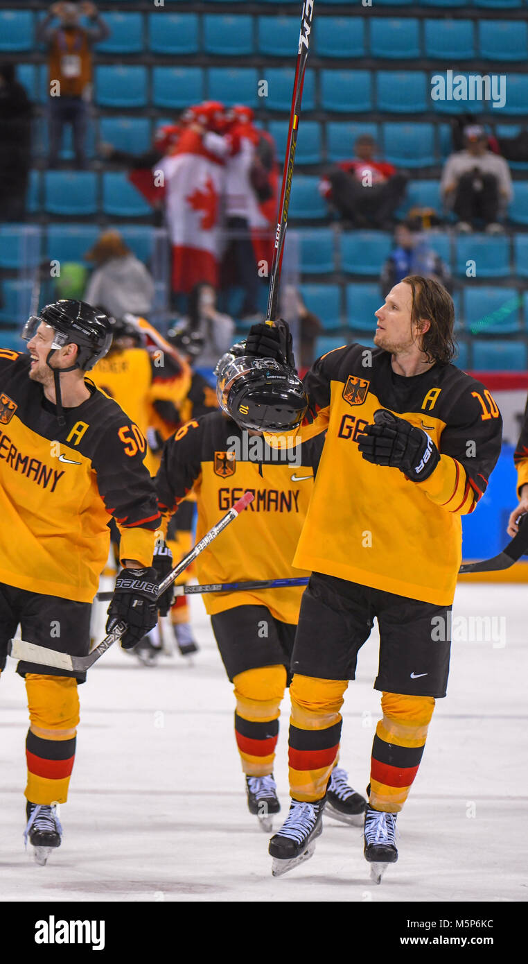 Archives - 23 février 2018, la Corée du Sud, Gangneung : Jeux Olympiques, le hockey sur glace, demi-finale, le Canada contre l'Allemagne, Allemagne : Centre de Hockey Kwandong's Christian Ehrhoff (avant) en action contre les joueurs du Canada. Photo : Tobias Hase/dpa Banque D'Images