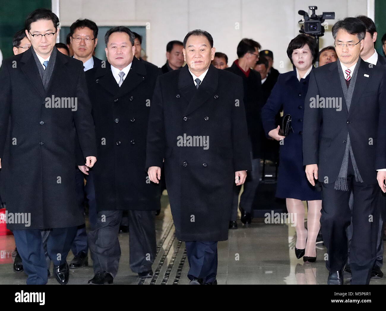 Séoul, Corée du Sud. Feb 25, 2018. Une délégation de haut niveau conduite par Kim Yong Chol(C), vice-président du Comité central du parti au pouvoir, le Parti du Travail de Corée, arrive au bureau des transports en commun inter-coréen à Paju, Corée du Sud, le 25 février 2018. La délégation de haut rang de la République populaire démocratique de Corée (RPDC) est arrivé en Corée du Sud dimanche à assister à la cérémonie de clôture des 23e Jeux Olympiques d'hiver. Credit : Newsis/Xinhua/Alamy Live News Banque D'Images