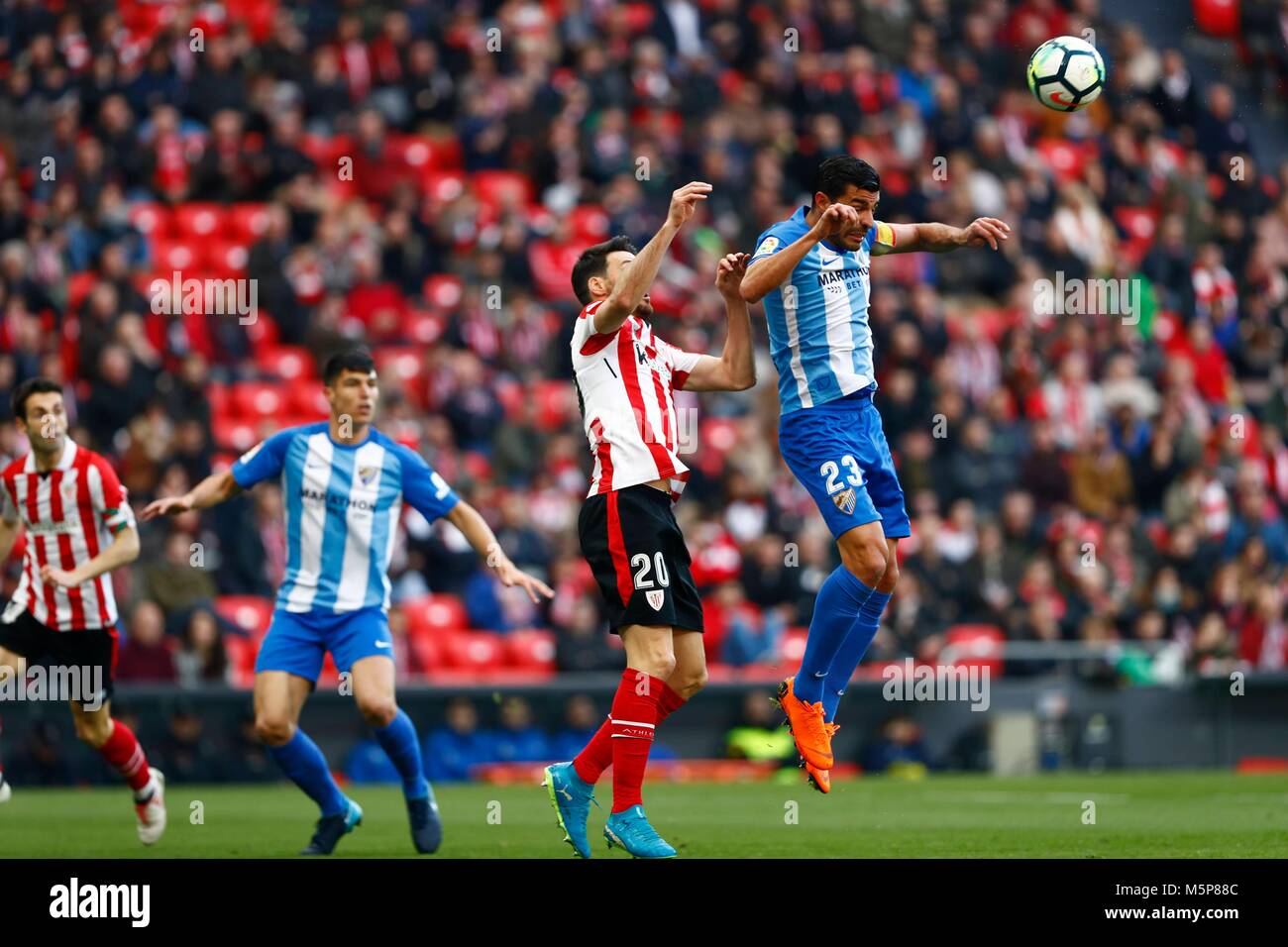 Miguel Torres de Malaga CF et Aritz Aduriz Zubeldia Athletic Club de Bilbao au cours de l'Athletic Club de Bilbao vs Malaga CF, La Liga au stade San Mames de Bilbao le 25 février 2018. (© DAVID CANTIBRERA/ Cordon Cordon) APPUYEZ SUR Appuyez sur Banque D'Images