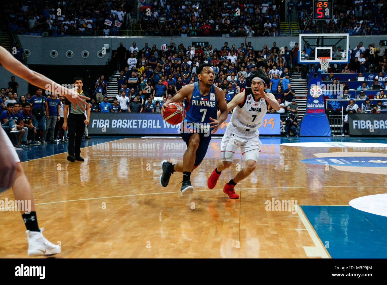 Aux Philippines. Feb 25, 2018. Jayson Castro (7) contre Ryusei Shinoyama (7) du Japon au cours du match de qualification à la MOA Arena. Le Philippine et japonais se sont réunis à l'équipe de basket-ball hardcourt du Mall of Asia Arena de Pasay City, pour la Coupe du Monde de la FIBA Asie 2019 qualificatifs. Les Philippines a gagné sur le Japon, 89-84. Crédit : J Gerard Seguia/ZUMA/Alamy Fil Live News Banque D'Images