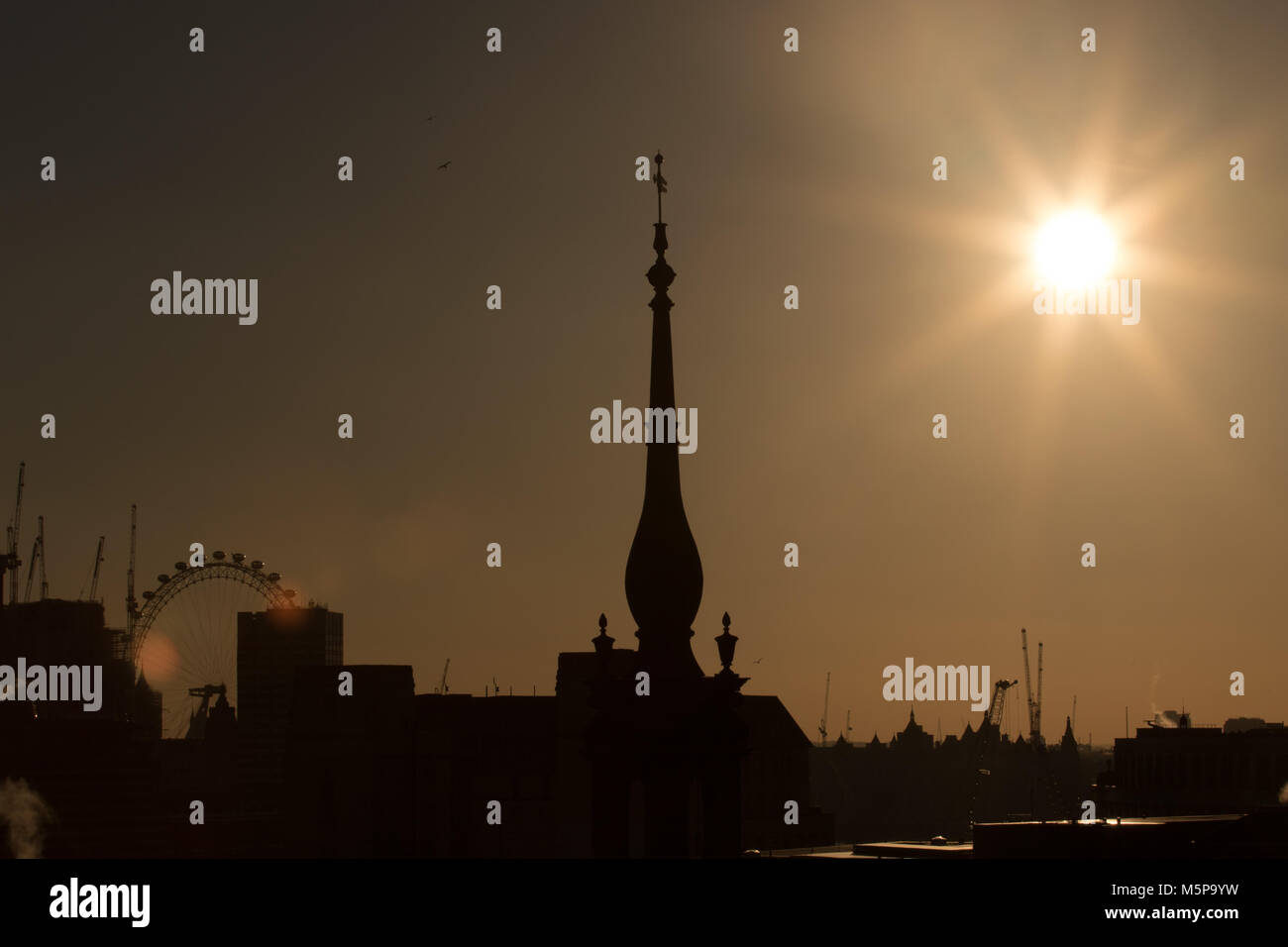 Londres, Royaume-Uni. 25 février 2018. Abeautiful coucher du soleil, le début du coucher de soleil vu de la terrasse du toit d'un nouveau changement. London Eye dans le paysage urbain. Credit : Carol Moir/Alamy Live News. Banque D'Images