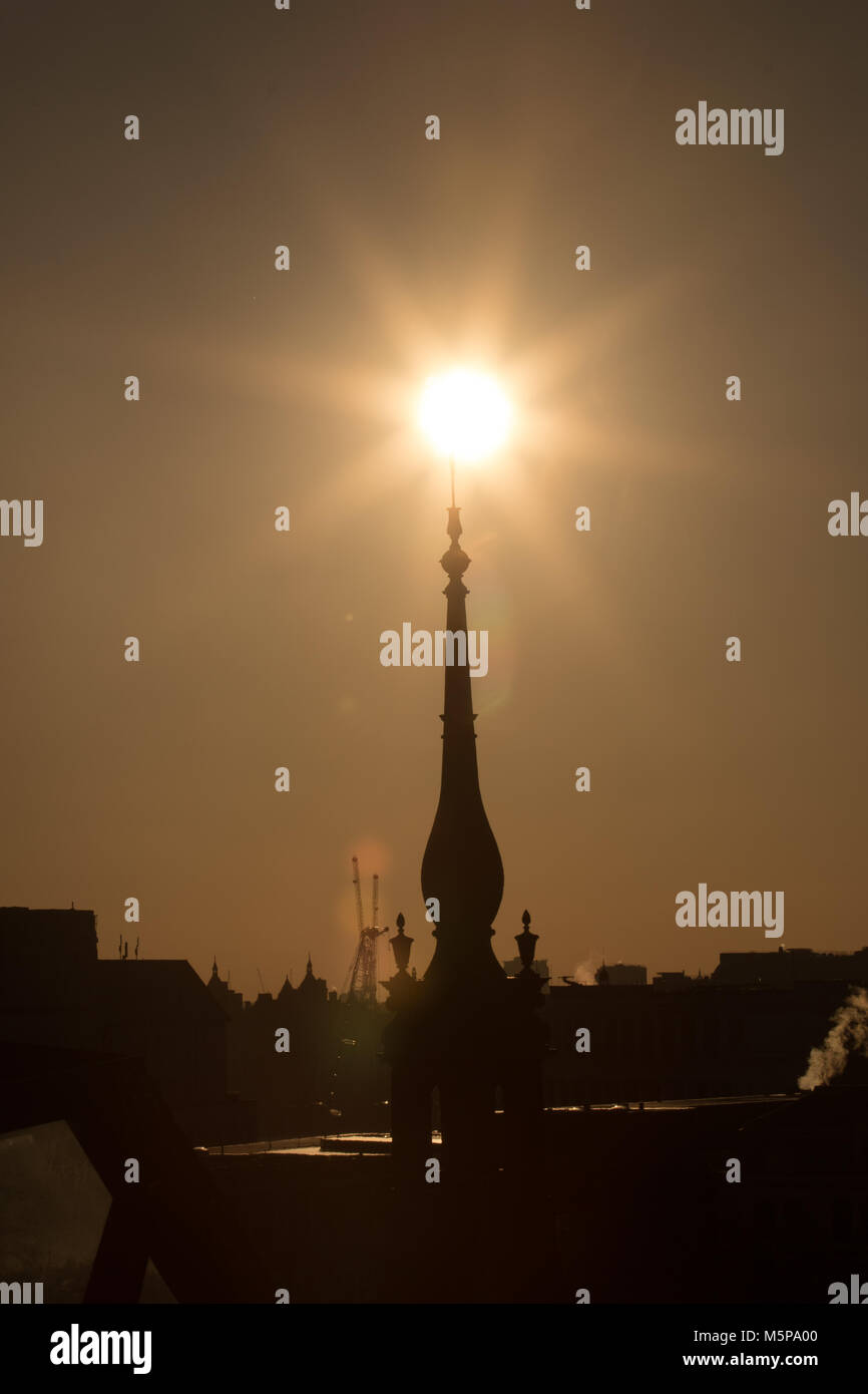 Londres, Royaume-Uni. 25 février 2018. Abeautiful coucher du soleil, le début du coucher de soleil vu de la terrasse du toit d'un nouveau changement. Credit : Carol Moir/Alamy Live News. Banque D'Images