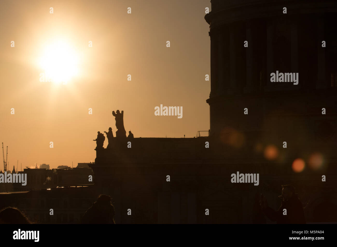 Londres, Royaume-Uni. 25 février 2018. Abeautiful coucher du soleil, le début du coucher de soleil vu de la terrasse du toit d'un nouveau changement. Les statues sur le bord de la cathédrale St Paulls dome. Credit : Carol Moir/Alamy Live News. Banque D'Images
