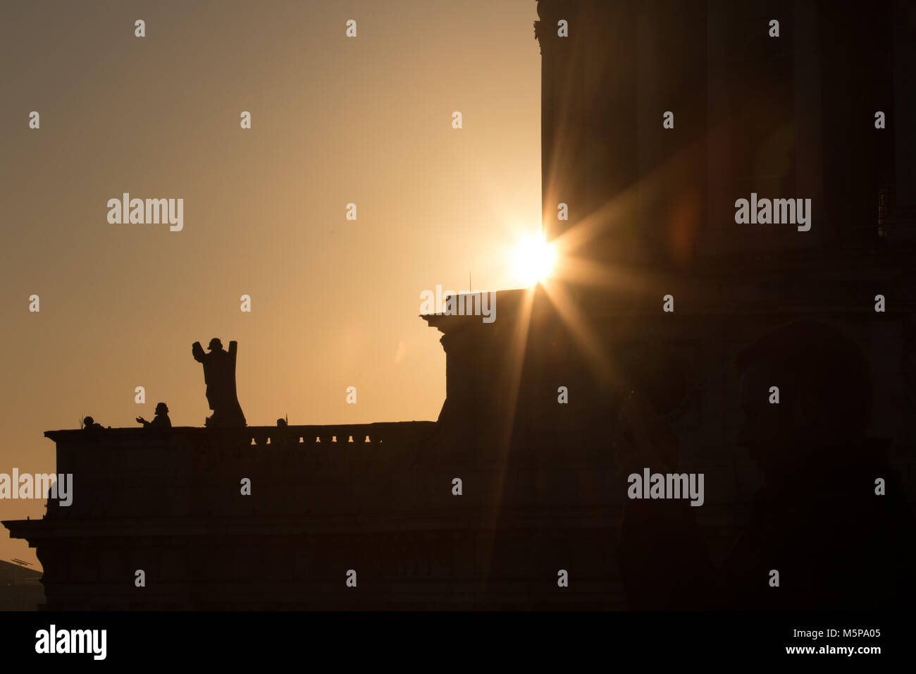 Londres, Royaume-Uni. 25 février 2018. Abeautiful coucher du soleil, le début du coucher de soleil vu de la terrasse du toit d'un nouveau changement. Les statues sur le bord de la cathédrale St Paulls dome. Sunburst sur le côté de la cathédrale. Credit : Carol Moir/Alamy Live News. Banque D'Images
