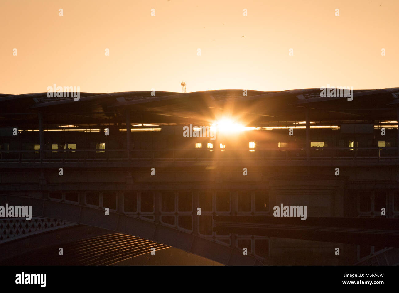 Londres, Royaume-Uni. 25 février 2018. Abeautiful coucher du soleil le long de la Tamise. Coucher du soleil à travers Blackfriars Bridge. Credit : Carol Moir/Alamy Live News. Banque D'Images