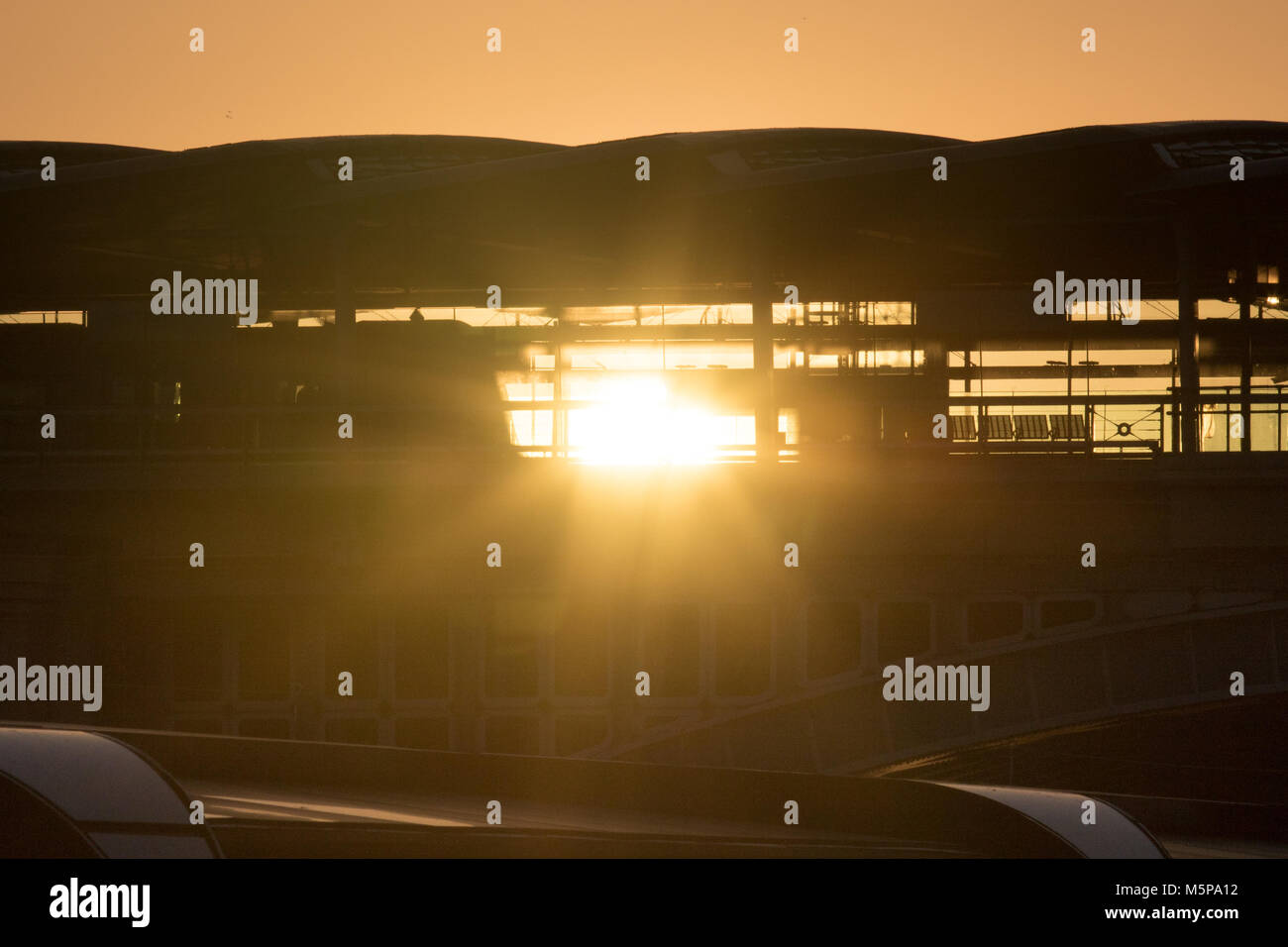Londres, Royaume-Uni. 25 février 2018. Abeautiful coucher du soleil le long de la Tamise. Coucher du soleil à travers Blackfriars Bridge. Credit : Carol Moir/Alamy Live News. Banque D'Images