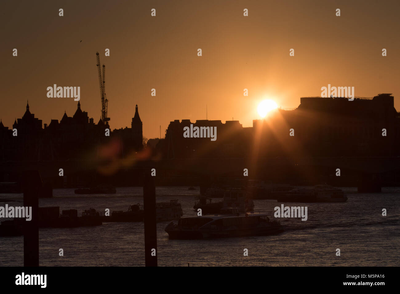 Londres, Royaume-Uni. 25 février 2018. Abeautiful coucher du soleil le long de la Tamise. Credit : Carol Moir/Alamy Live News. Banque D'Images