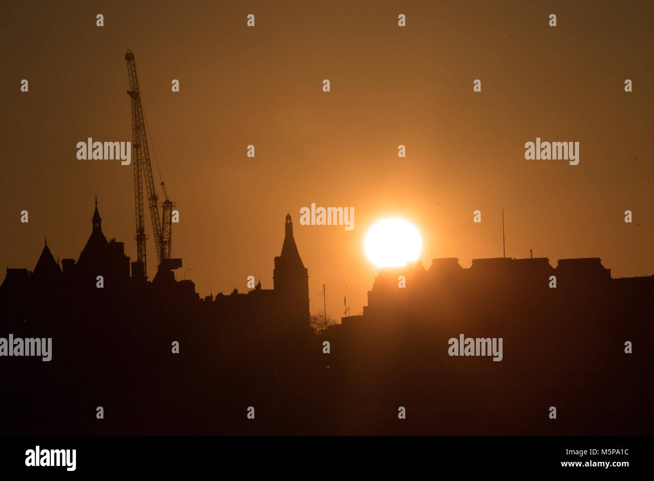 Londres, Royaume-Uni. 25 février 2018. Abeautiful coucher du soleil le long de la Tamise. Credit : Carol Moir/Alamy Live News. Banque D'Images