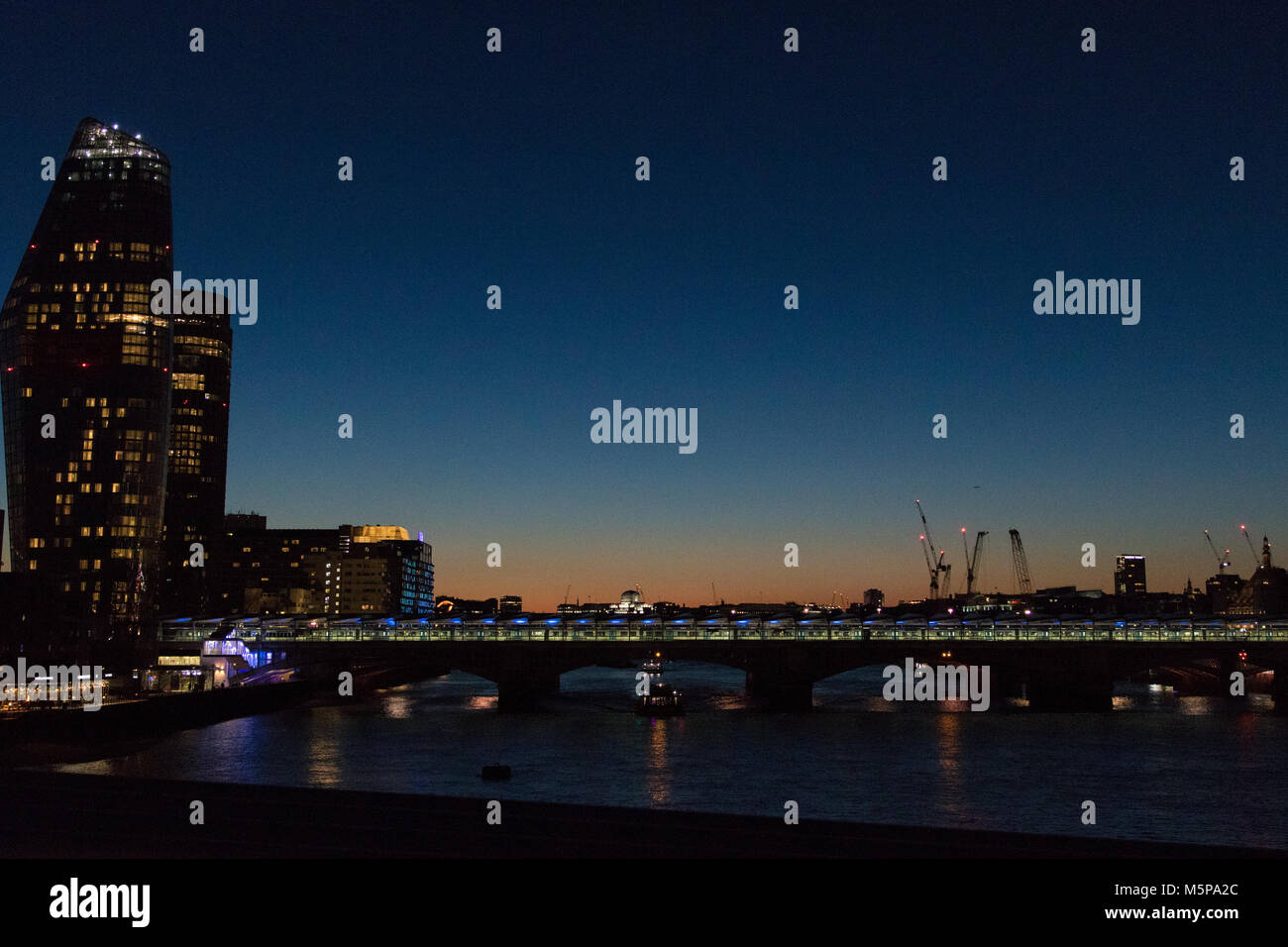 Londres, Royaume-Uni. 25 février 2018. Météo britannique. Un beau coucher du soleil le long de la Tamise. Vue ouest vu depuis le Millenium Bridge. Credit : Carol Moir/Alamy Live News. Banque D'Images