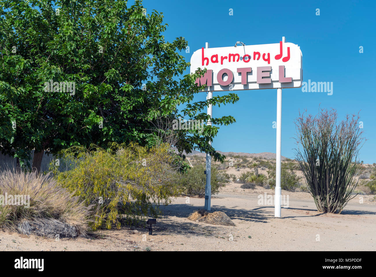 Affiche à l'extérieur de l'harmonie Motel, Twentynine Palms, Joshua Tree National Park, California, USA Banque D'Images