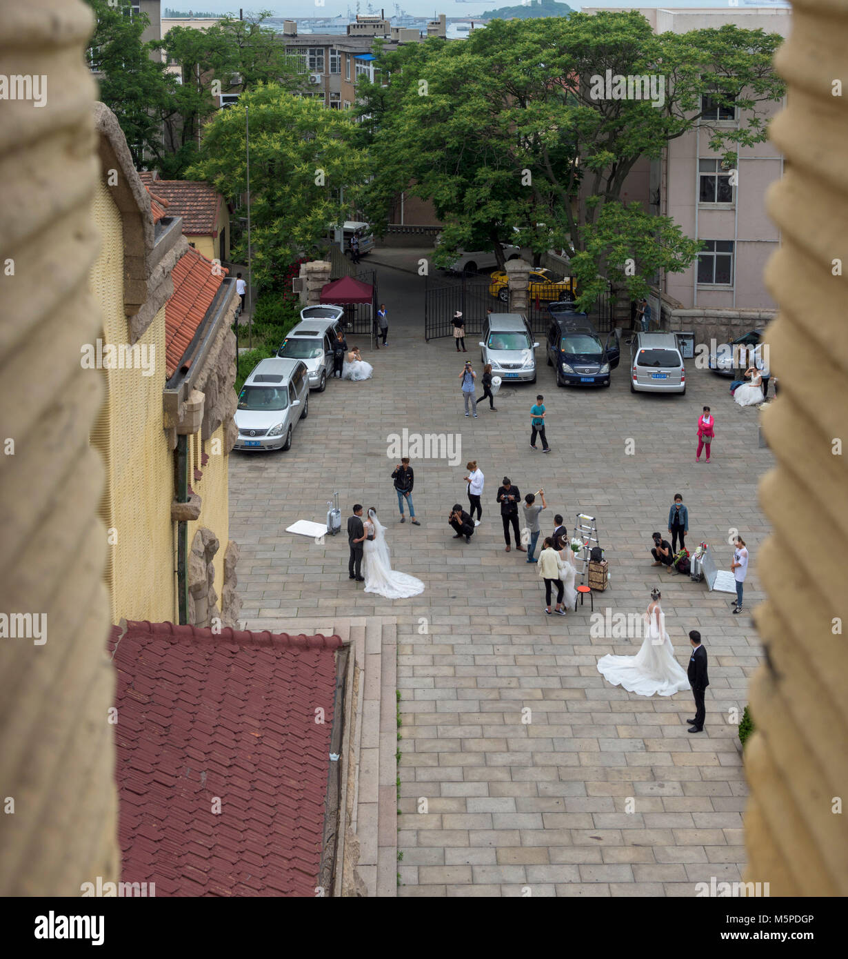 Des couples affluent à Qingdao église protestante d'avoir leurs photos de mariage. Il est l'un des célèbres églises construites par les Allemands. Banque D'Images